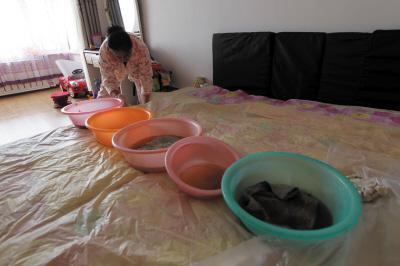 靖州楼上漏水，住户失联，小区没物管，业主维权难！律师来支招……